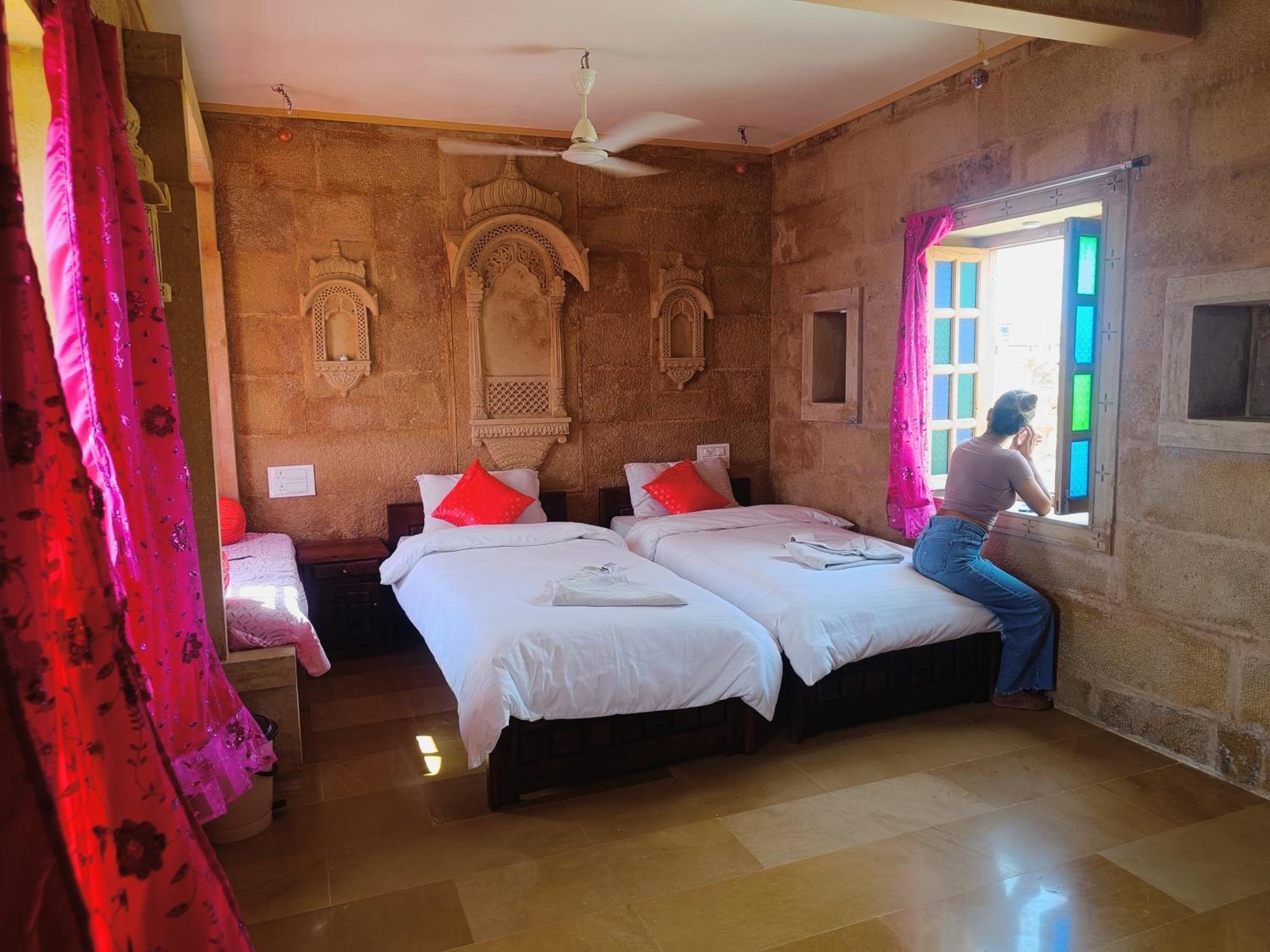 Mud Mirror Guesthouse Jaisalmer Exteriör bild